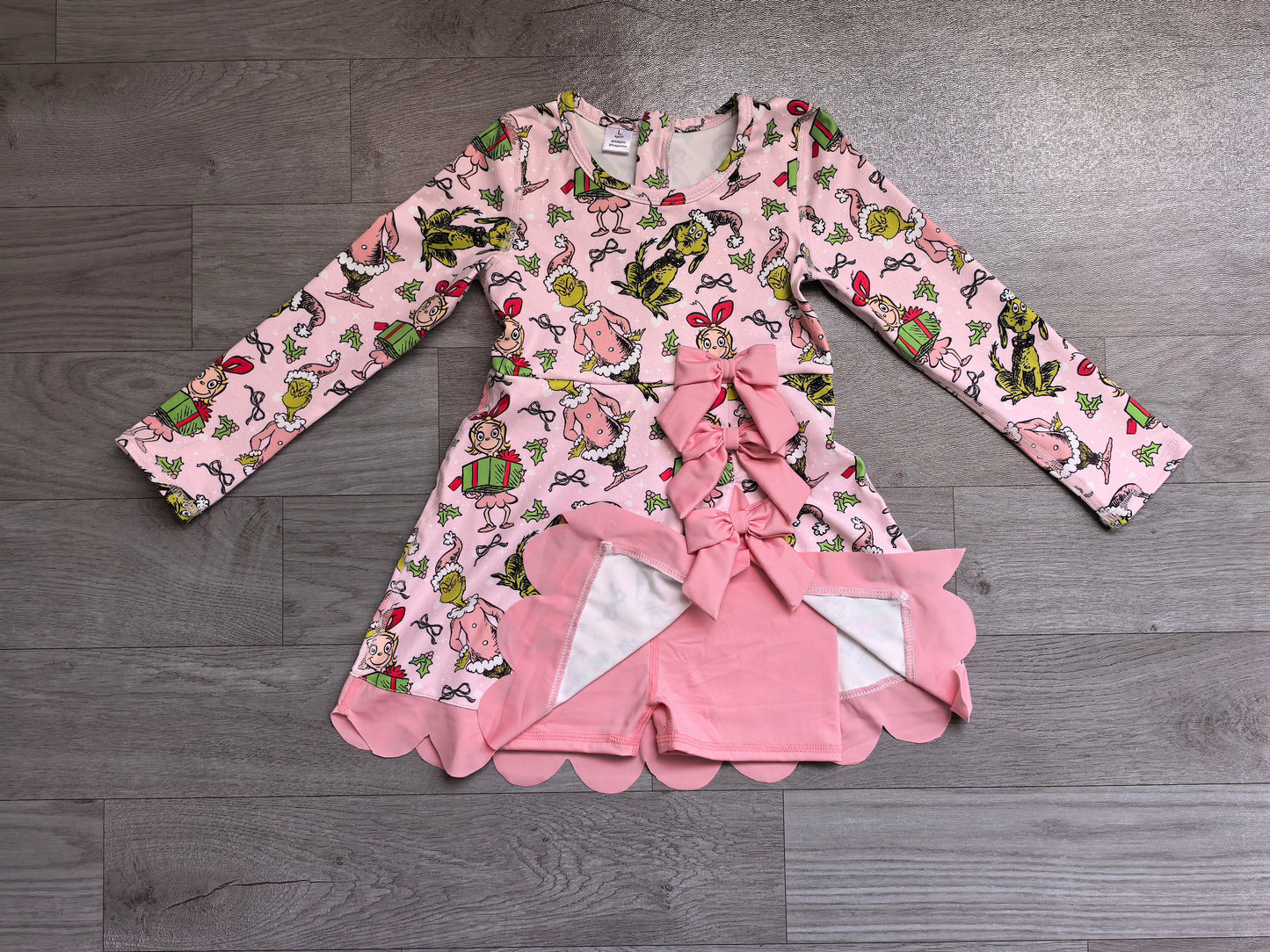 NO MOQ Preorder GLD1656 Christmas Grinch Light Pink Bows Scalloped Long Sleeve Yoga Dresses for Girls 202607