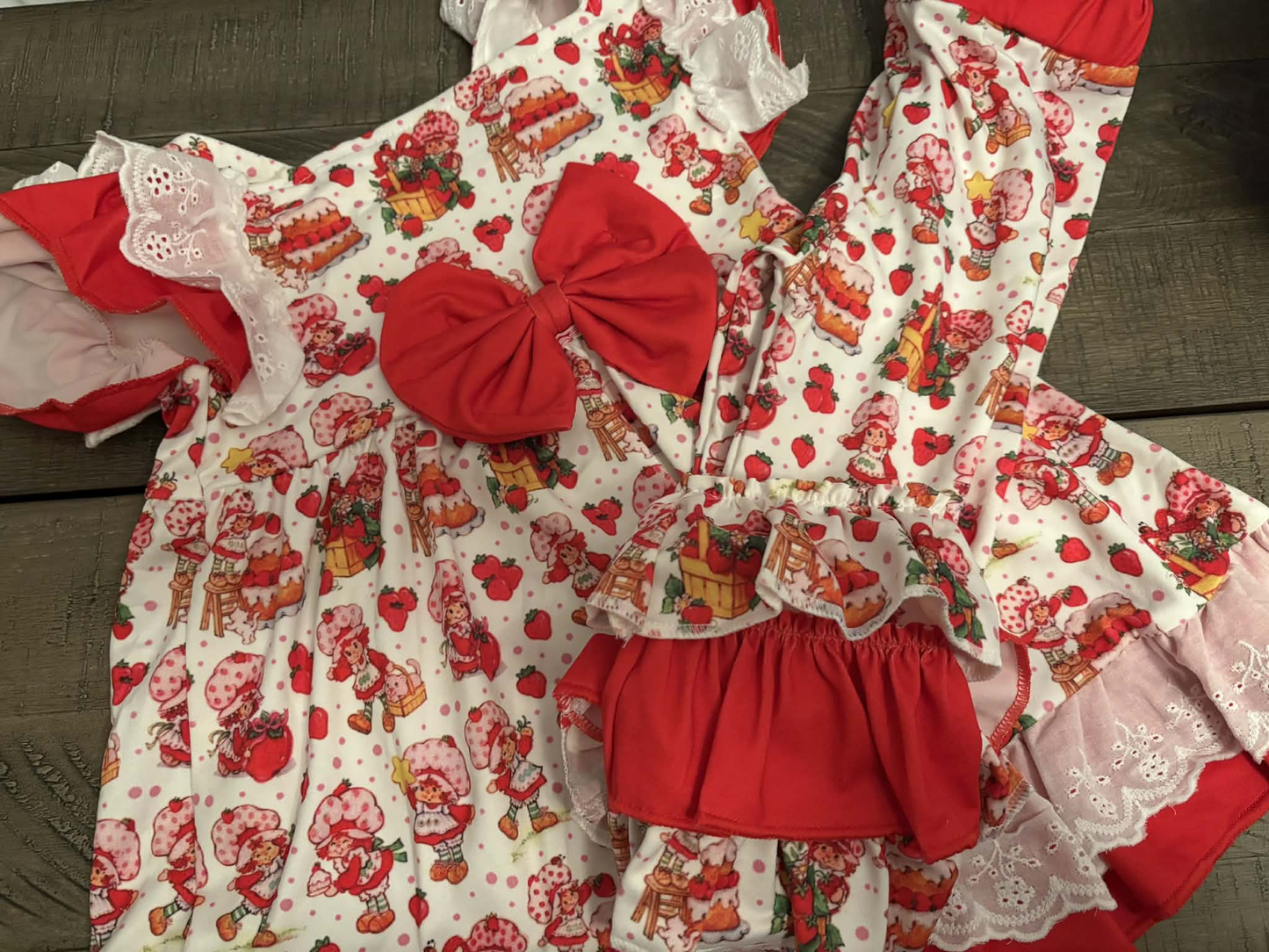 MOQ 5 PCS Preorder GSSO3446 Strawberry Girls Lace Ruffle Red Bow Flying Sleeve Shorts Girls Sets 202603