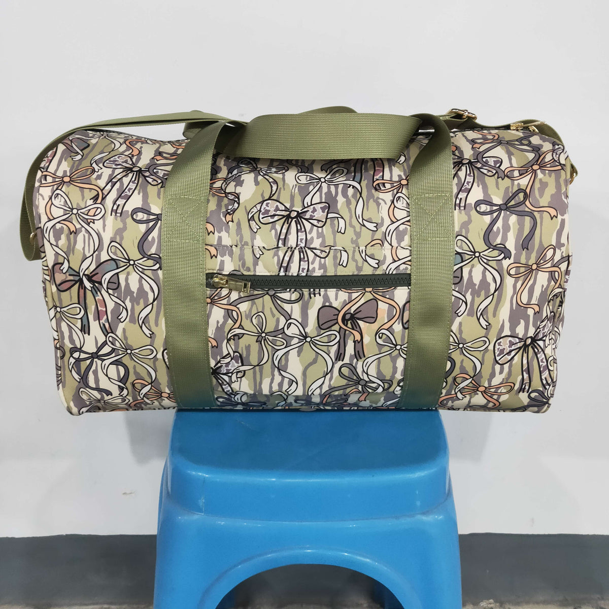 BA0392 Hunting Camo Bows Duffle Bag