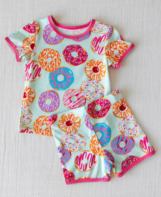 MOQ 5 PCS Preorder GSSO3132 Donut Pattern Rose Red Trim Light Green Short Sleeve Shorts Girls Sets 202601