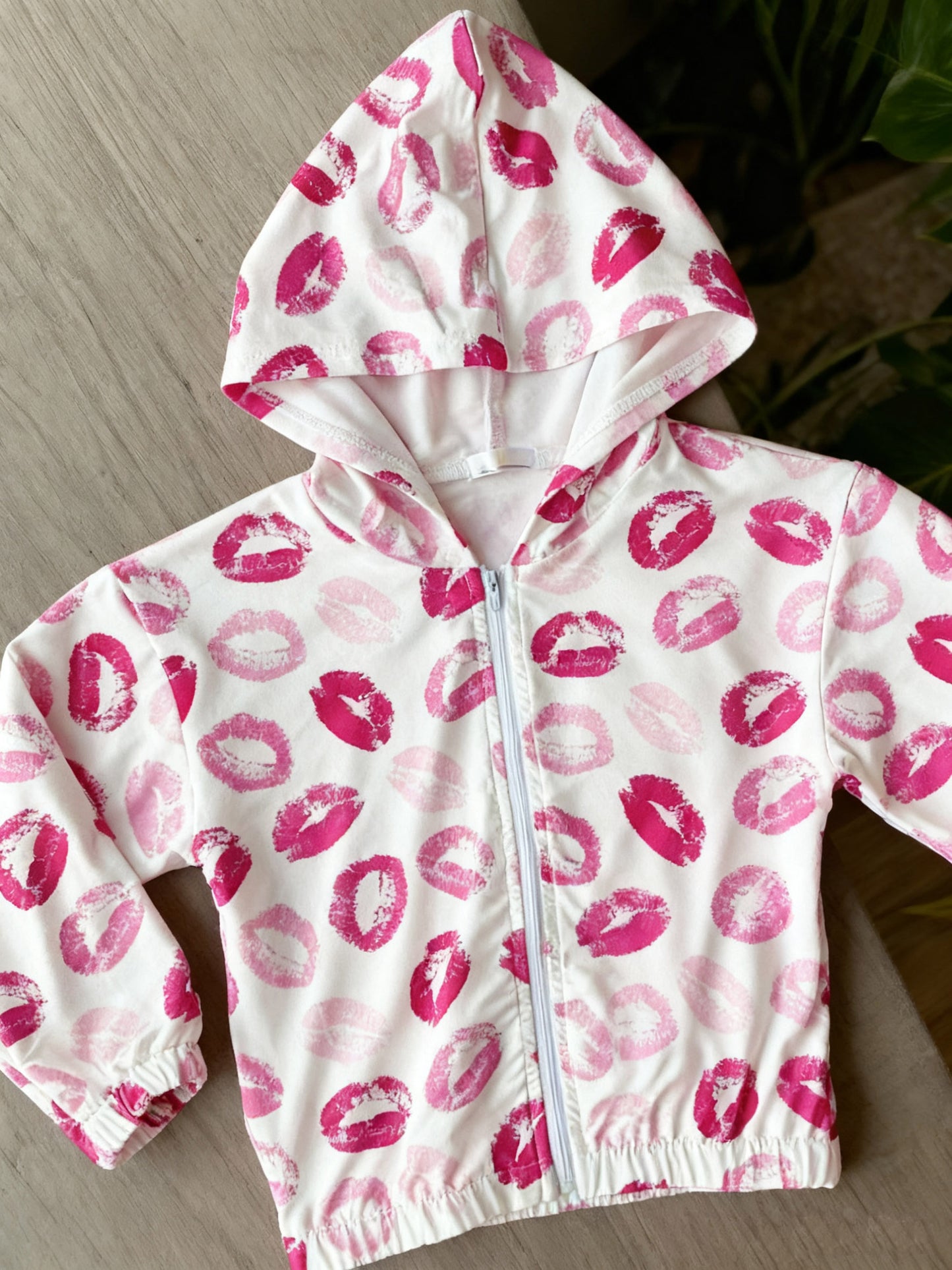 MOQ 5 PCS Preorder GT1420 Valentines Day Lipstick Marks White Zip Hooded Long Sleeve Girls Tops 202511