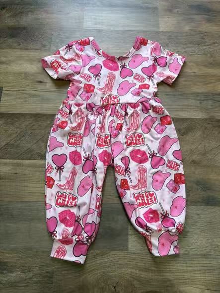 MOQ 5 PCS Preorder SR4024 Let's Go! Cowboy Hat Boots Lollipop Short Sleeve Girls Overalls Jumpsuits 202601